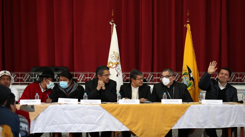 Los representantes indígenas, de la Conferencia Episcopal, del Comité Empresarial y del Gobierno de Ecuador, en una rueda de prensa, a 30 de junio de 2022.