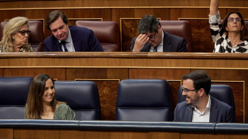 La ministra de Derechos Sociales y Agenda 2030, Ione Belarra, y el ministro de Consumo, Alberto Garzón, en una sesión plenaria, en el Congreso de los Diputados, a 30 de junio de 2022.