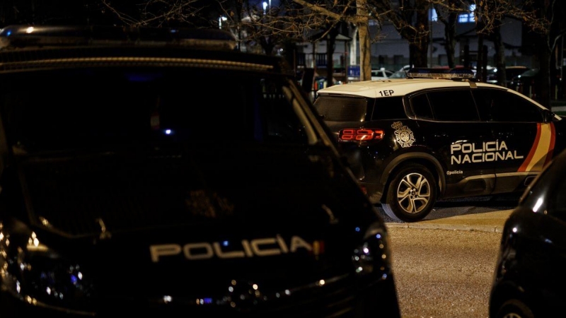 Dos coches de Policía Nacional el día en que ha comenzado un plan específico contra las bandas juveniles, a 10 de febrero de 2022, en Madrid.