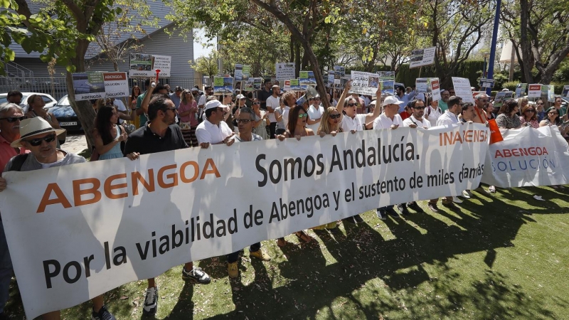 Trabajadores de Abengoa durante una protesta ante la consejería de Economía de la Junta de Andalucía en Sevilla, a 30 de junio de 2022.