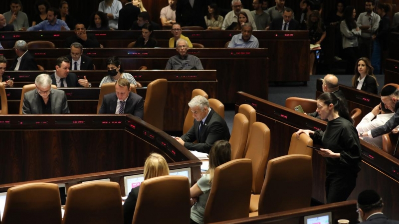 El Ministro de Asuntos Exteriores de Israel, Yair Lapid, participa en la sesión de votación para disolver el Parlamento israelí, en Jerusalén, Israel, el 30 de junio de 2022.