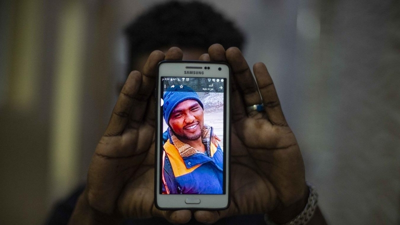 Un joven sudanés en Nador (Marruecos) muestra la imagen que le ha enviado el hermano de uno de los migrantes desaparecidos, Mohamed Saleh, también de Sudán, tras el trágico salto a la valla.