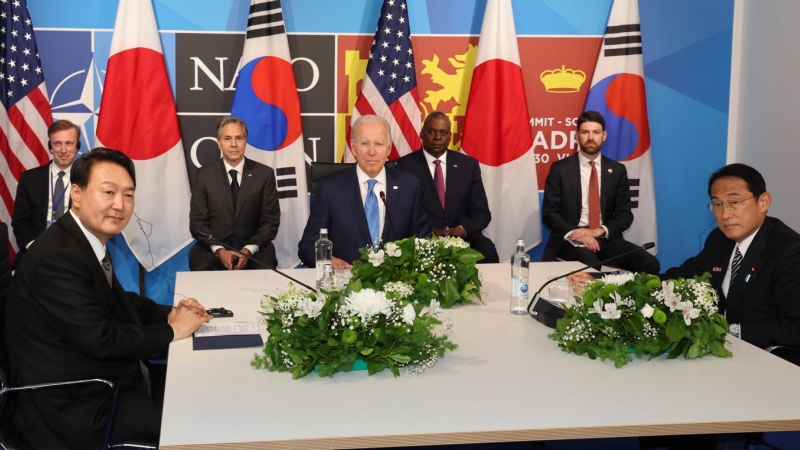 Reunión en Madrid entre Joe Biden, presidente de EEUU, su homólogo de Corea del Sur, Yoon Suk-yeol, y el primer ministro de Japón, Fumio Kishida, a 29 de junio de 2022.