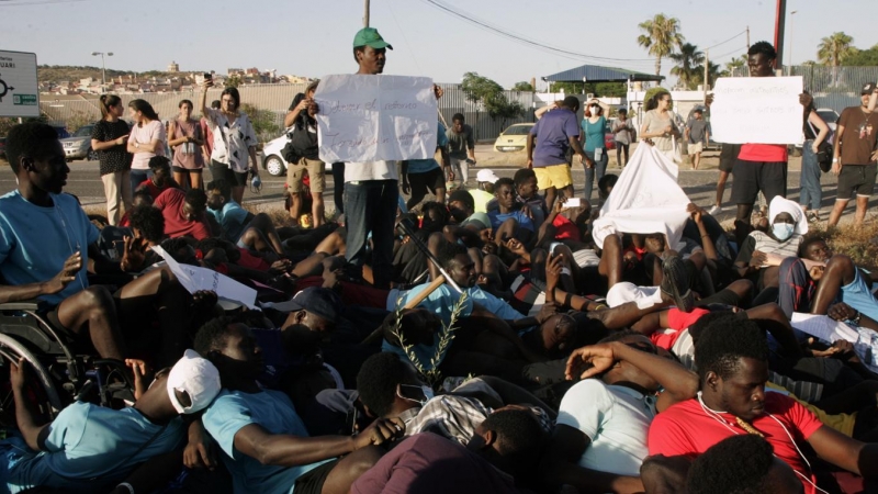 Concentración a las puertas del CETI de Melilla en protesta por la muerte de un grupo de personas en un salto a la valla en la frontera melillense, a 29 de junio de 2022.