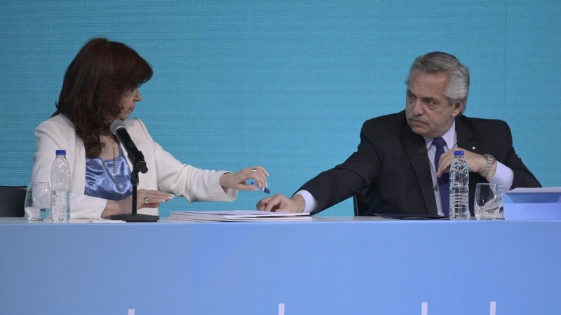 01/07/2022 - El presidente de Argentina, Alberto Fernández, entrega un bolígrafo a la vicepresidenta Cristina Fernández de Kirchner en Villa Martelli, Buenos Aires, el 3 de junio de 2022.