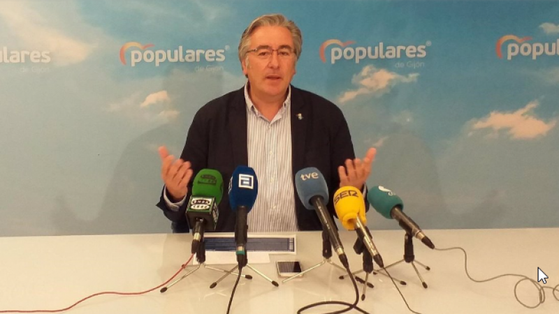 Pablo González, presidente del PP de Gijón, en rueda de prensa, el pasado 2 de junio.