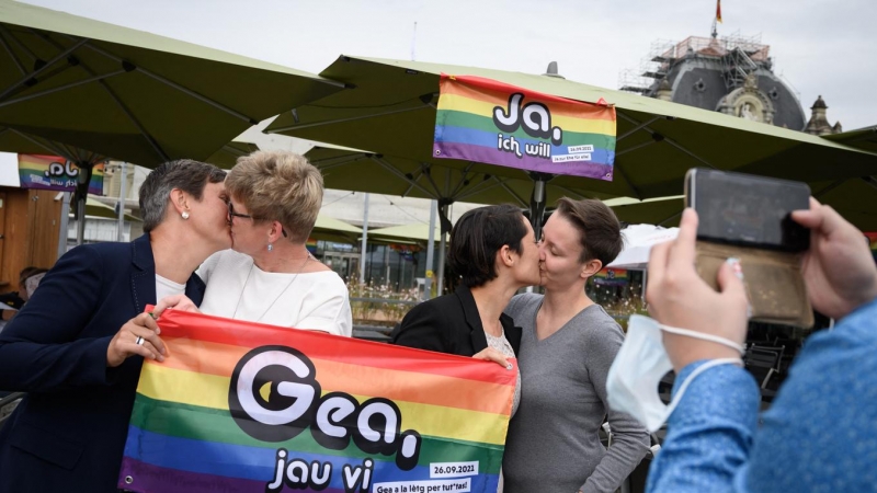 01/07/2022 - Dos parejas se besan mientras posan para una foto después de las primeras proyecciones tras el referéndum nacional sobre el matrimonio entre personas del mismo sexo en Berna, la capital suiza, el 26 de septiembre de 2021.
