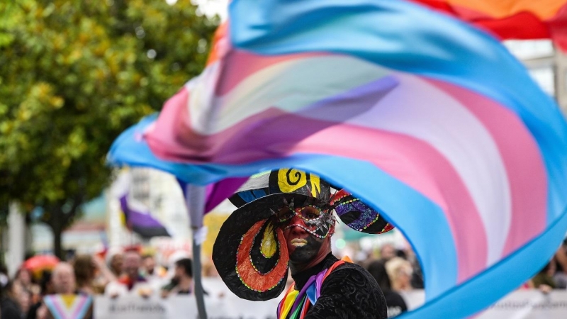 28/06/2022-Una persona desfila durante una manifestación del Orgullo LGTBI 2022, a 28 de junio , en A Coruña, Galicia