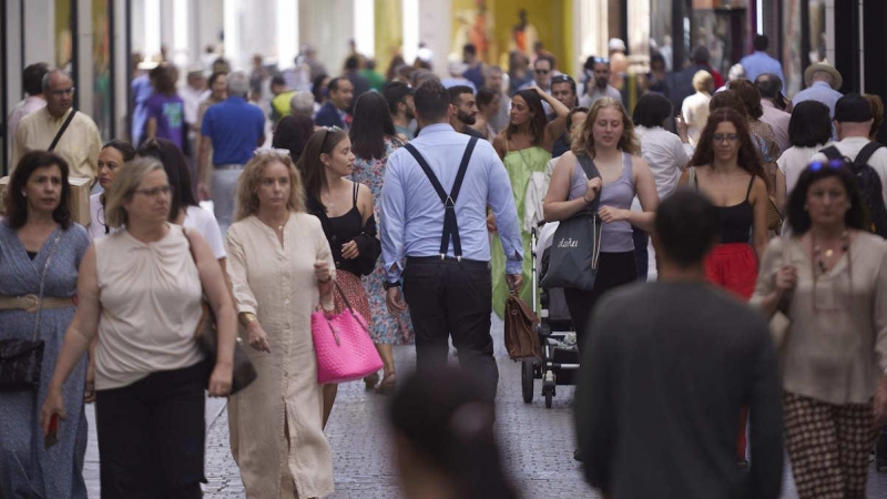 Detalle del flujo de personas por la calle Velázquez de Sevilla, a 21 de junio de 2022 en Sevilla.