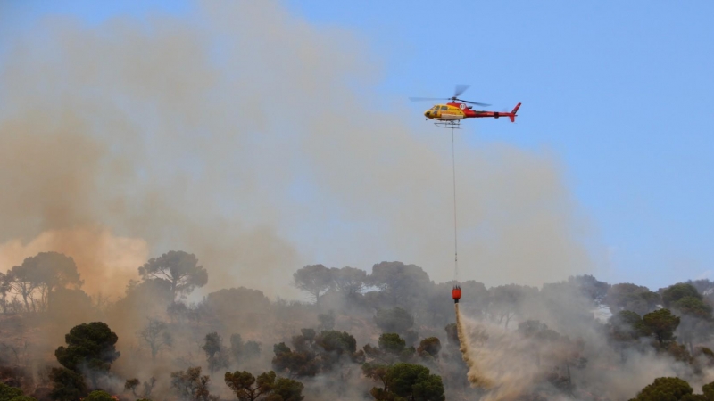 01/07/2022 - Un helicòpter llença aigua a l'incendi de Castell-Platja d'Aro.