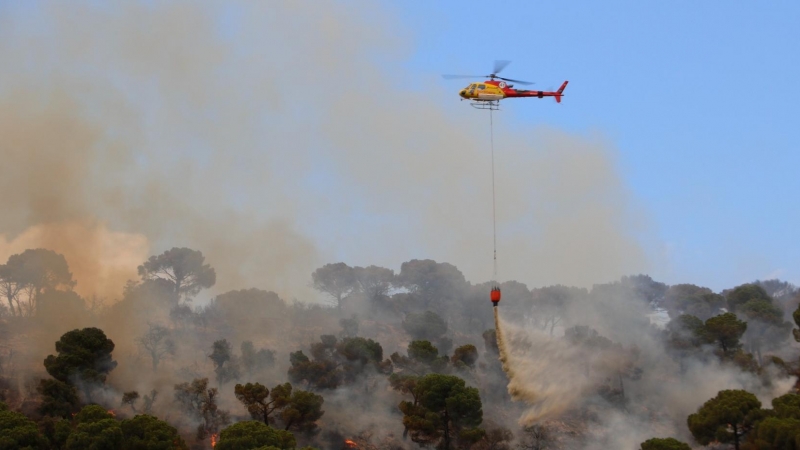 01/07/2022 - Un helicòpter llença aigua a l'incendi de Castell-Platja d'Aro.