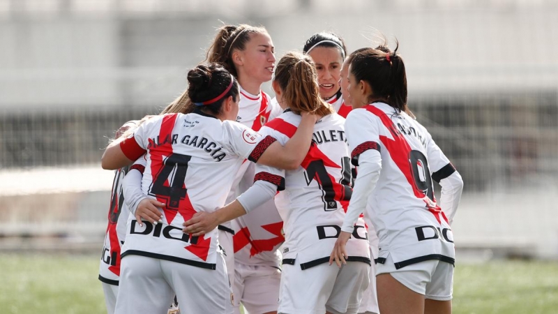 Varias jugadoras del Rayo Vallecano celebran un gol, a 13 de febrero de 2022.