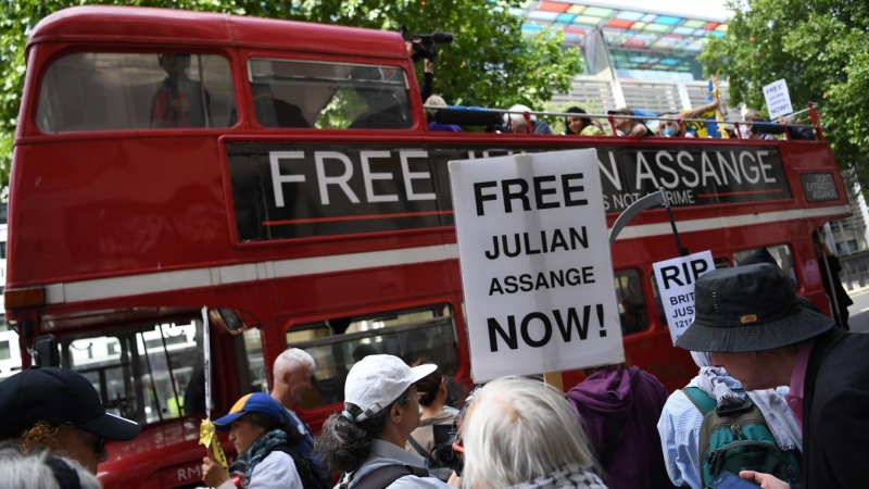 (1/07/22) Un autobúsacompaña el 'tour' de la protesta por la liberación de Assange, realizada el 1 de julio de 2022.
