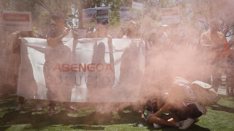 Trabajadores de Abengoa durante una protesta ante la consejería de Economía de la Junta de Andalucía en Sevilla, a 30 de junio de 2022.