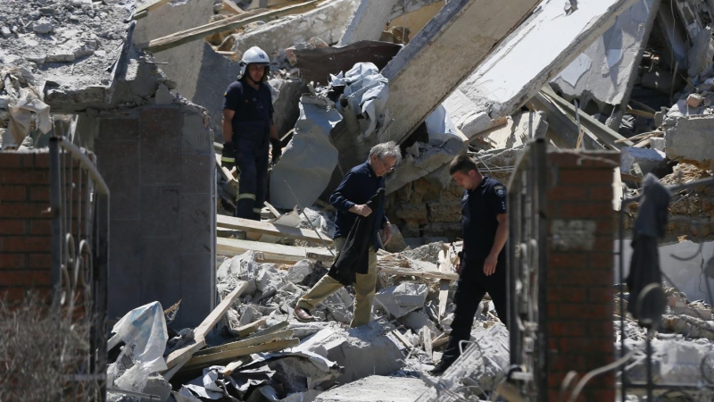 El equipo de salvación y la Policía de Ucrania trabajan sobre uno de los edificios destruidos este viernes, 1 de julio de 2022.