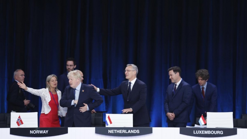 El secretario general de la OTAN, Jens Stoltenberg junto con el primer ministro británico, Boris Johnson durante la segunda jornada de la cumbre de la OTAN en Madrid.