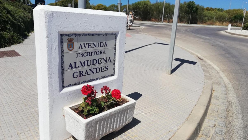 Monolito de la avenida que lleva el nombre de Almudena Grandes en Rota.