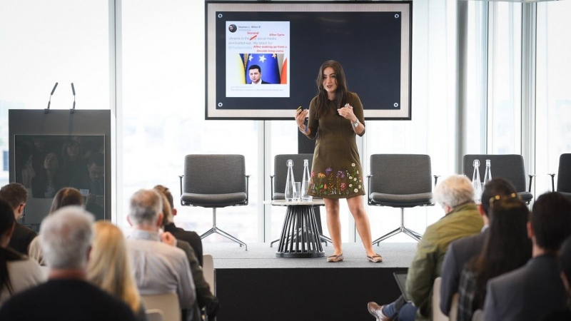 La periodista siria Zaina Erhaim imparte una charla