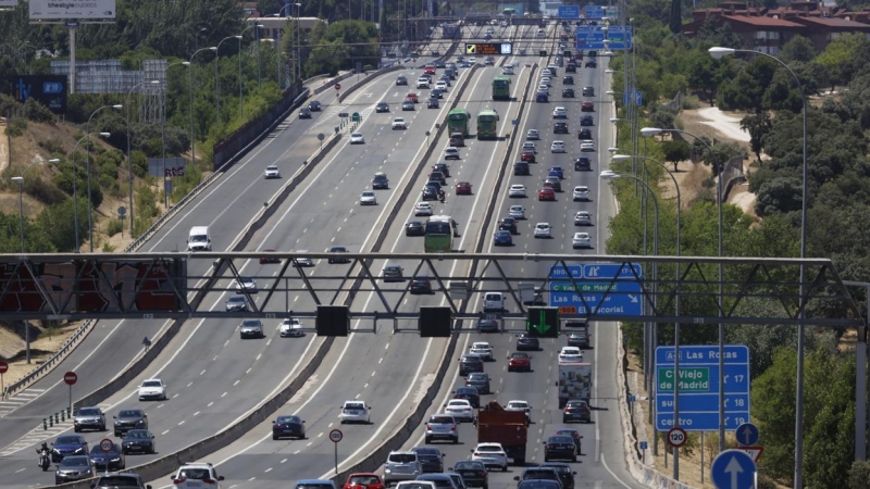 02/07/2022 Vista del tráfico a la salida de Madrid en la A6, este viernes durante la primera operación salida del verano.
