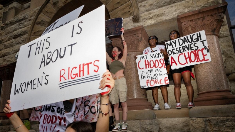 28/06/2022 Varias mujeres se manifiestan a favor del aborto en Denton, Texas