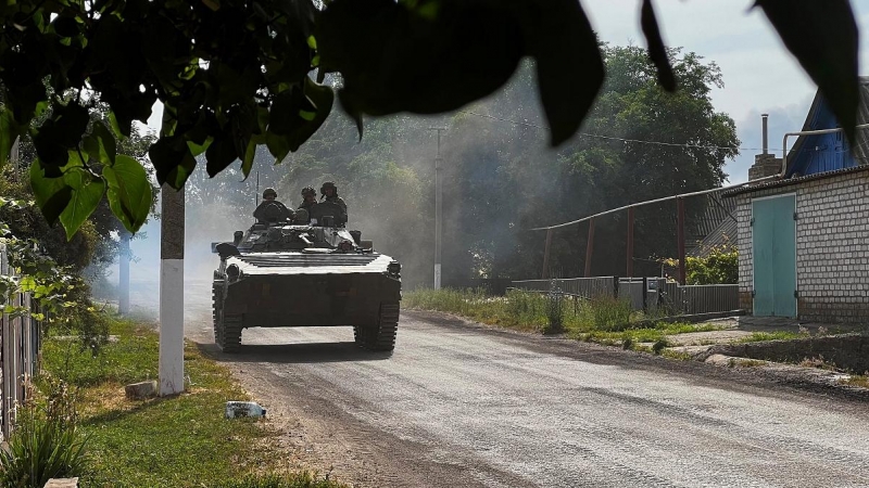 26/06/2022 Un vehículo armado circula por la carretera principal a Lisichansk (Ucrania)