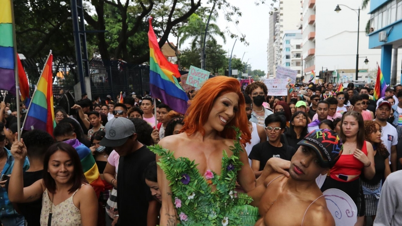 Cientos de activistas de la comunidad LGTBI desfilaron por varias calles para conmemorar el Día del Orgullo con un festival en el que se mostraron los avances en derechos que ha logrado este colectivo, hoy en Guayaquil (Ecuador). EFE/Jhonatan Miranda