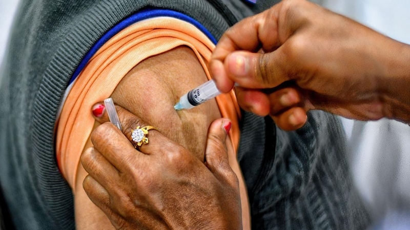 11/02/2022 Un sanitario inocula una vacuna contra la covid-19 en la India
