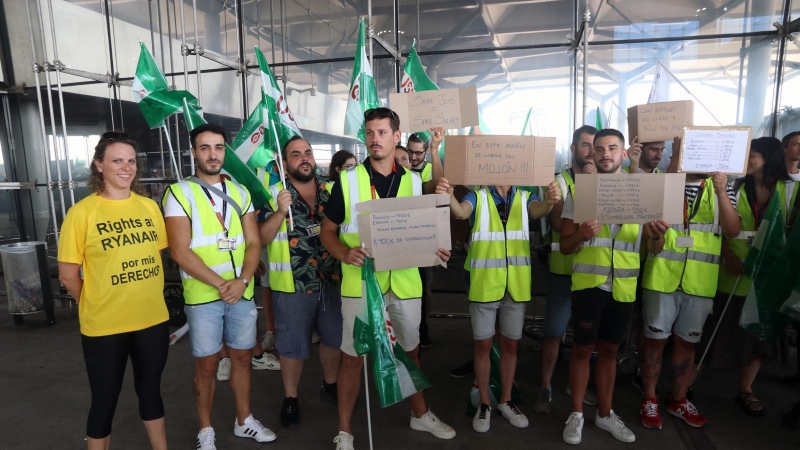 Trabajadores de las aerolíneas Ryanair y EasyJet se concentran a las puertas del aeropuerto Costa del Sol de la capital en protesta de las condiciones laborales que tienen en el inicio de la campaña de verano, a 1 de julio de 2022 en Málaga (Andalucía, Es