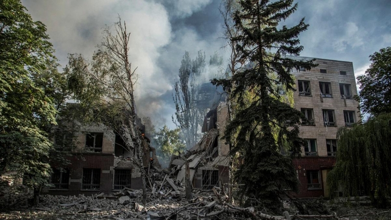 El humo se eleva sobre los restos de un edificio destruido por un ataque militar durante el ataque de Rusia contra Ucrania, en Lysychansk ,región de Lugansk, Ucrania.