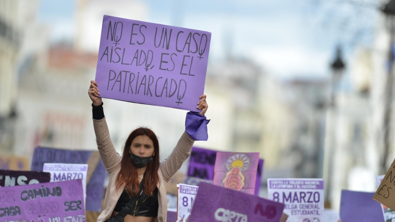 Una joven con un cartel en una manifestación estudiantil feminista por el 8M, Día Internacional de la Mujer, en la Puerta del Sol, a 8 de marzo de 2022, en Madrid (España).