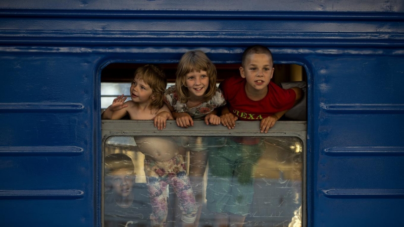 04/07/2022 - Niños viajan en el tren gratuito que sirve para evacuar a las personas de Donbás que cruza gran parte de Ucrania, el 1 de julio de 2022.