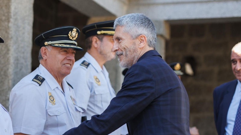 El ministro del Interior, Fernando Grande-Marlaska (d), saluda al Jefe de División y Perfeccionamiento de la Policía Nacional, Cirilo Durán (i), a su llegada a la inauguración del curso 'La formación en Policía Nacional.