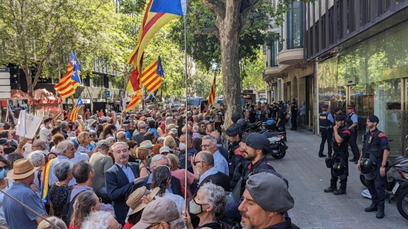 04/07/2022 - La protesta contra Manuel Marchena a la seu de l'ICAB.