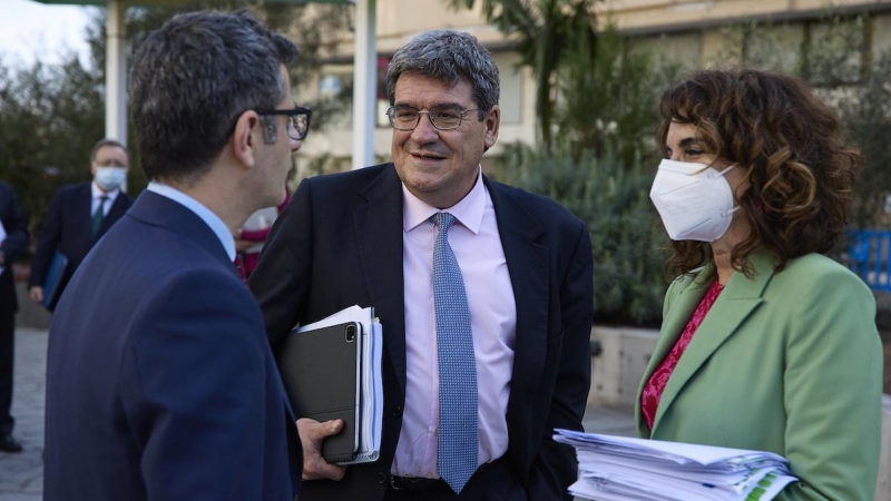 El ministro de la Presidencia, Félix Bolaños; el ministro de Inclusión, José Luis Escrivá, y la ministra de Hacienda, María Jesús Montero, conversan a su salida de la conferencia de Presidentes en el Museo Arqueológico Benahoarita, a 13 de marzo de 2022,