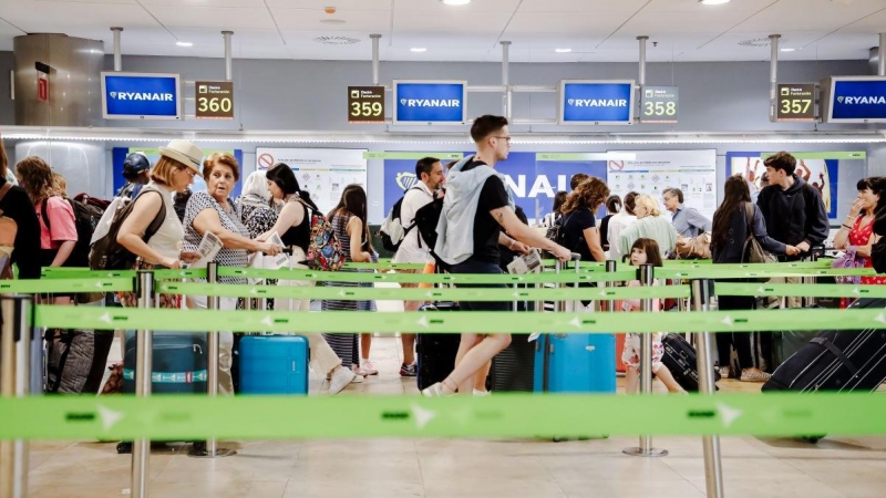 Pasajeros esperan en los mostradores de facturación de Ryanair, el día 1 de julio, en la Terminal 1 del Aeropuerto Adolfo Suárez Madrid Barajas, en Madrid.
