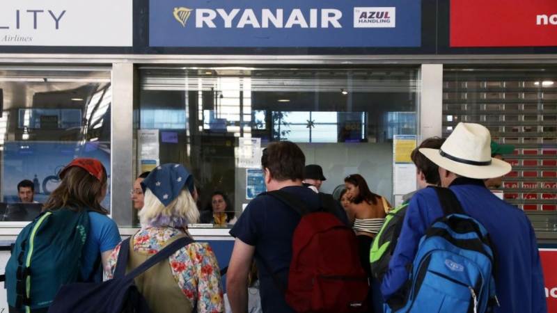 Varias personas se acercan a las ventanillas de la compañía aérea Ryanair en el aeropuerto Costa del Sol, a 1 de julio de 2022 en Málaga.
