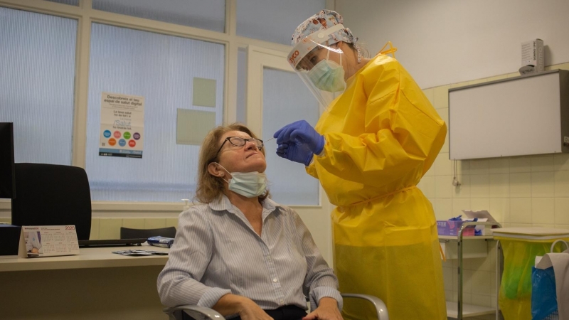 Una sanitaria realiza un test  de antígenos en el Centro de Atención Primaria CAP Manso, en Barcelona, Catalunya. Imagen de Archivo.