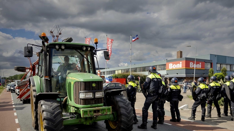 05/07/2022. Policías antidisturbios bloquean el paso a un tractor, en un centro de distribución de la cadena de supermercados Boni en Nijkerk, Países Bajos, a 5 de julio de 2022.
