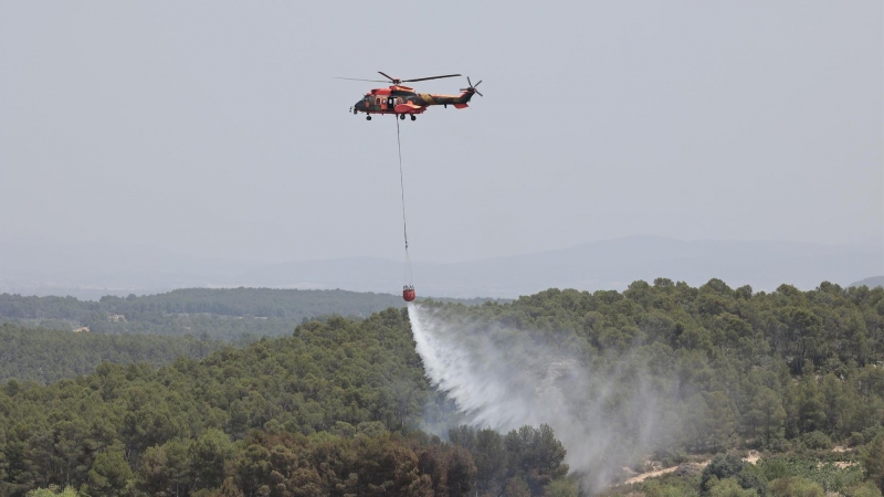 Los medios aéreos y terrestres que trabajan en la extinción del incendio forestal en Venta del Moro, València, 5 de julio de 2022.