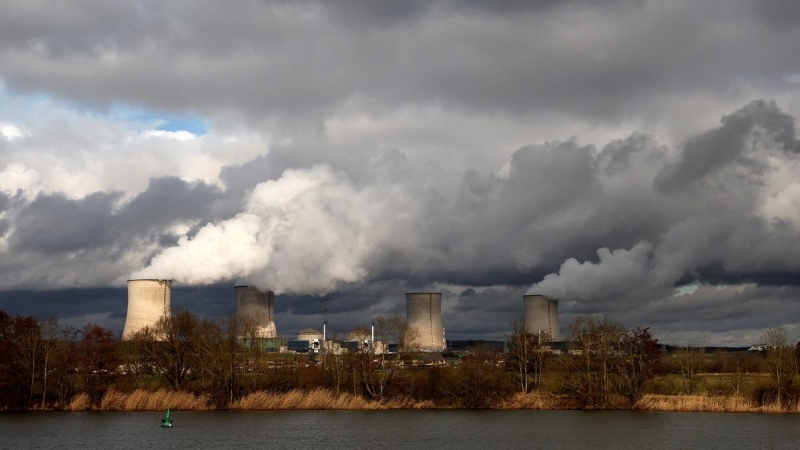 Una vista general muestra las cuatro torres de enfriamiento y los reactores de la planta de energía nuclear de EDF en Cattenom, Francia.