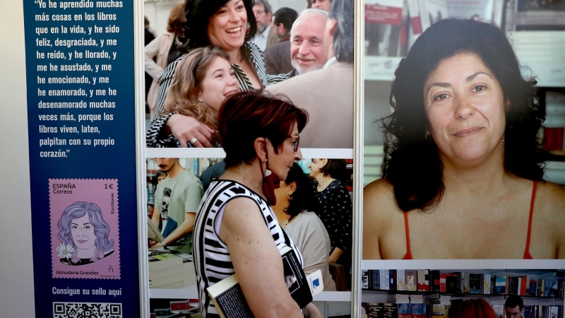 Una mujer asiste a un homenaje a la escritora Almudena Grandes, en la Caseta Madroño de la Feria del Libro, a 11 de junio de 2022, en Madrid (España).