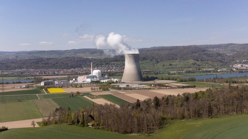 Una vista general muestra la planta de energía nuclear de Leibstadt, en Suiza.