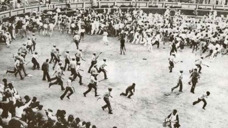 Cargas de la Policía en la plaza de toros de Pamplona