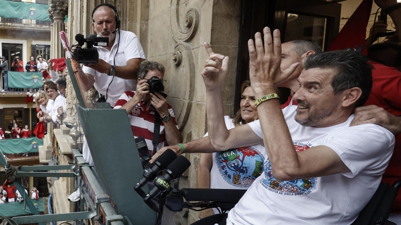 06/07/2022. El exfutbolista Juan Carlos Unzué da el chupinazo desde el balcón del Ayuntamiento en la Plaza Consistorial de Pamplona que da comienzo a los Sanfermines 2022, a 6 de julio de 2022.