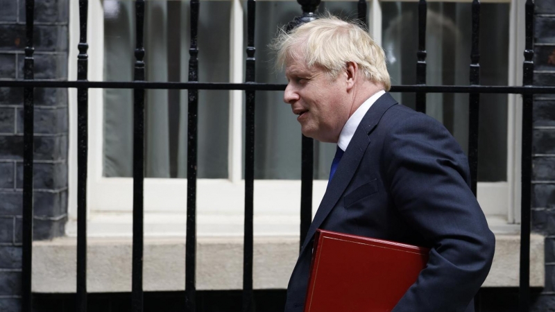 06/07/22. Boris Johnson abandona su residencia en Downing Street en su camino al Parlamento británico, en Londres, a 6 de julio de 2022.