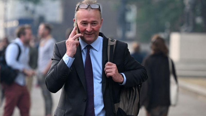 El secretario de Gales de Gran Bretaña, Simon Hart, abandona la Oficina del Gabinete en Whitehall, en el centro de Londres, el 6 de julio de 2022.