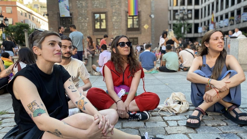Sentada en la Plaza del Rey convocada por Belenciana en protesta por la suspensión de los conciertos.