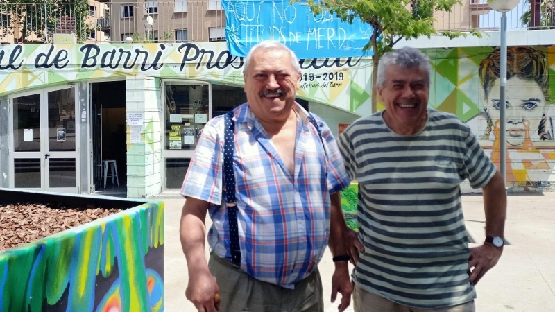 Albert Naya i Albert Recio, activistes veïnals de Nou Barris, davant del Casal de la Prosperitat.