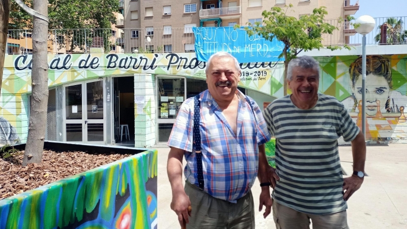 Albert Naya i Albert Recio, activistes veïnals de Nou Barris, davant del Casal de la Prosperitat.