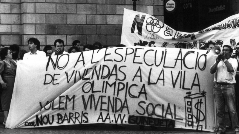 Manifestació a la plaça Sant Jaume per protestar contra l'especulació generada pels Jocs Olímpics de Barcelona '92.